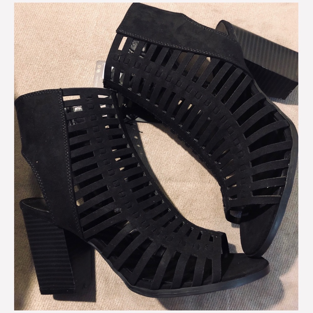NWT Forever 21 Faux suede Cutout Heels🖤🖤